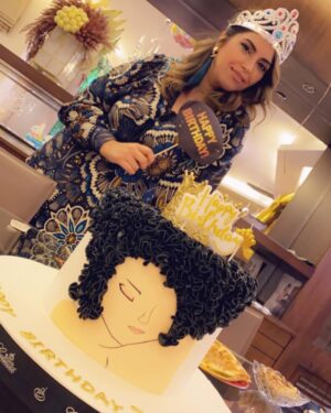 Rouwaida Attieh Instagram - العمر كلو يا قلب متل الالماس،شو بحكي عنك زيزي مابعرف غير انك بتستاهلي كل شي حلو لانك حدا نضيف كتير متل ناس زمان الطيبين اللي بيشبهو ذكرياتنا الحلوه،انتي مو بس اختي انتي روح وقلب الي☹️❤️يارب تتحقق كل احلامك ويجمعك بحبايبك❤️بحبك كتير ولتخلص هالدني❤️
#birthdaygirl #birthdaysister #zizi #happybirthday
#اختي #رويدا_عطيه #رويدا_عطية #ام_زين #انستغرام #عيدميلاد #سوريا🇸🇾
@zeezeehma