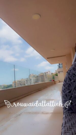 Rouwaida Attieh Instagram - اللي بيسال سبب اختفائي عن الفن😂انا نهاري رايح وانا عم شوفر وراه😂هلق كم حيط فتت معليش أم وهيك😂😂الله يحميك يا ماما🧿🤍🤲🏻ويحمي ولادكم جميعا🧿🤲🏻
الجنه النا😊💙نحنا الامهات مين متلي هيك😂
#رويدا_عطية #رويدا_عطيه #ام_زين
#امهات #اطفال #انستغرام
