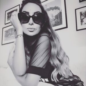 Rouwaida Attieh Instagram - كل حدا منا ناقص وشخص تاني بيكملو..
وممكن ما يكون شخص،ممكن ذكرى،ممكن صوره..ممكن بيت من الشعر..
المهم ندور منيح ونختار الصح،ليكمل النقص...
وصباحكم🤍
#رويدا_عطية #رويدا_عطيه #انستغرام