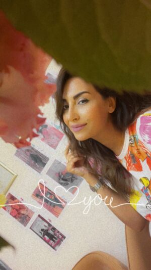 Rouwaida Attieh Instagram - طبعا زيزي خانم ما بتمرق العيد هيك🤦🏽♀️
بس شكراااا على كل التحضيرات رغم التعب اللي انتي
فيه سلامتك ياروحي والله ما يحرمني من محبتك🤍🤍بحبك يا ستموني🤍
#رويدا_عطية #رويدا_عطيه