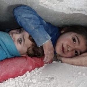 Rouwaida Attieh Instagram - بعد ما كبرت هالطفله ميه مره عن عمرها،،ياترى انتو اللي فارضين العقوبات على سوريا،،شو حسيتو وقت سمعتو كلام طفله للمسعف وكيف عم تحمي بكل براءه اخوها،،شو لسا ممكن هالبلد يتحمل؟!
ما بيكفي حزن وقهر
وفراق حبايب..
وجروح وذكريات بتوجع..
رحمتك يارب لانو اللي بالارض ما عم يرحمو
الله يرحم الضحايا ويصبر قلوب اهاليهم💔
#زلزال_سوريا #ارفعو_العقوبات_عن_سوريا #زلزال_تركيا_سوريا