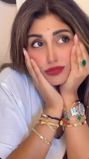 Rouwaida Attieh Instagram - وما بيصير العمر احلى غير بناس بتحبك وبتخليك الاول بحياتا🤍
لاهلي وابني ولكل حدا عايدني وتذكرني بكلمه بحبكن🤍
والله ما يحرم حدا من محبه اهله والناس اللي حواليه🤍
شكرا🤍
وللمعلومات العامه صرت 42😁
@zmorrod_attieh
@shisho12_12attieh
@dalshamali2020
@hanane_hachem