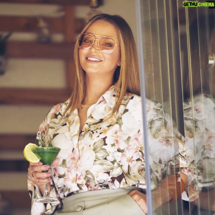 Rozina Lazkani - 24.3K Likes - نشالله يارب واتمنى تكون سنة خير وبركة ومحبة وسعادة وامان عالجميع 
ووداعا بكل حب لسنة 2019 مع حلوها ومرها 
وداعا لناسها البشعين والحاسدين الفاشلين والمقهورين 😉
واهلا ومرحبا بالناس الأصيلين والناجحين والحلوين واصحاب النوايا الطيبة ❤️❤️
#دراما_سورية #روزينا_لاذقاني #الهيبة3 #الهيبة #rouzainalazkani #syria #damascus
