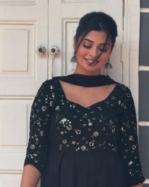 Ruba Khan Instagram - आप नखरो की बात करते हो | जनाब हमारे तो झुमके भी भारी हैं |