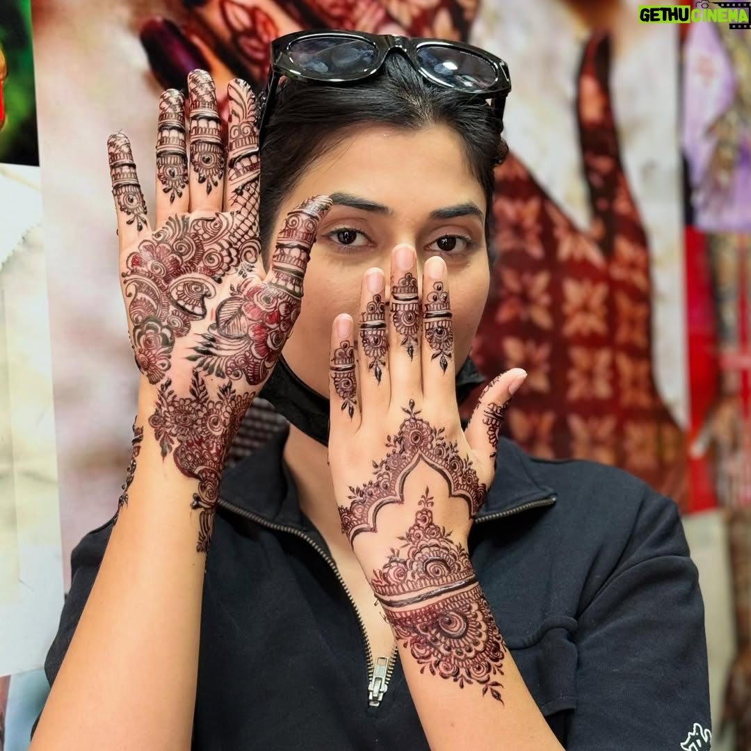 Ruba Khan - 8.3K Likes - Eid Mubarak all 🤝😍 eid is a celebration of love joy and new beggings . May this day bring you endless blessings. Peace, and beautiful moments with family 🤝❤️