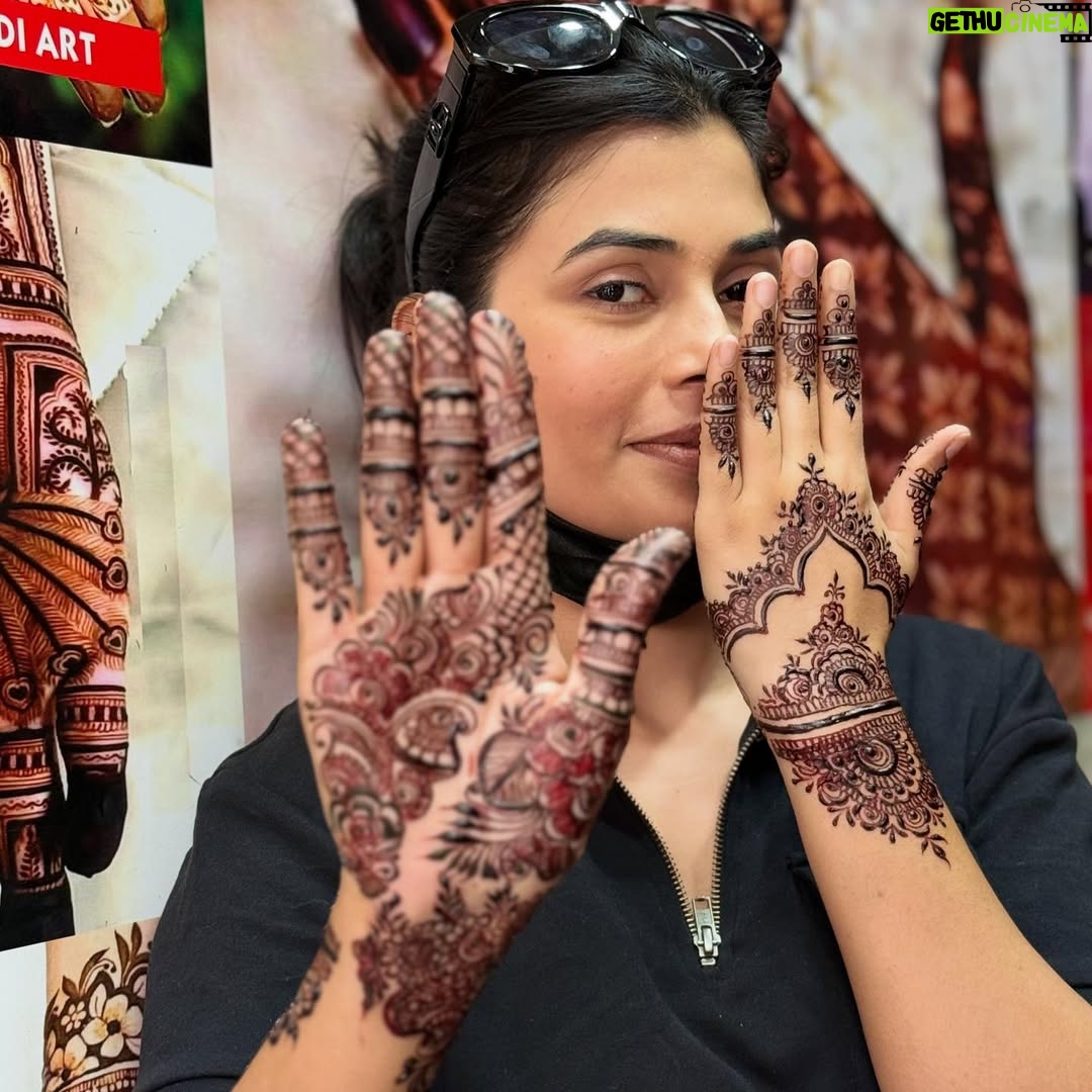 Ruba Khan - 8.3K Likes - Eid Mubarak all 🤝😍 eid is a celebration of love joy and new beggings . May this day bring you endless blessings. Peace, and beautiful moments with family 🤝❤️