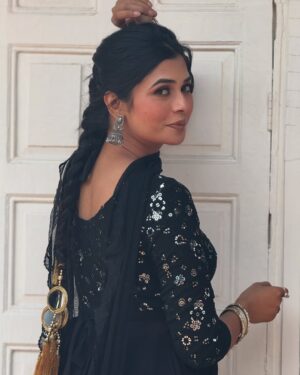 Ruba Khan Instagram - आप नखरो की बात करते हो | जनाब हमारे तो झुमके भी भारी हैं |