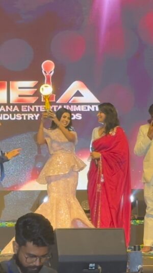 Ruba Khan Instagram - Best actress and model AWARD 2022 - 2023😎 Finally award le aai hai apki RUBA ❤️😍🤲 3 saal ki mehnat aur ap sbka pyar ❤️ #naüghty #ruba
Beautiful dress by @bharti_aashna_official 🥰❤️ makeup by @nainaartistrymakeover
