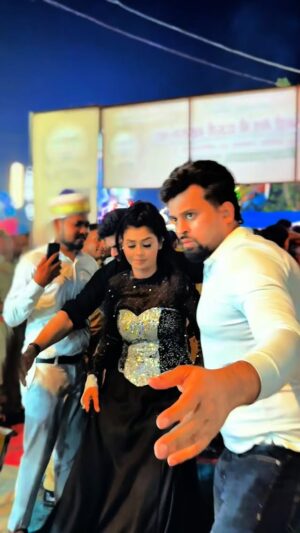 Ruba Khan Instagram - Thanku ❤️Hathras ❤️itna sara pyar dene k liye 🙏🏻 #rubakhan #trending #trendingsongs #instagood #haryanvi #badmashi #loveyourself #happiness