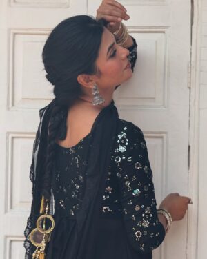 Ruba Khan Instagram - आप नखरो की बात करते हो | जनाब हमारे तो झुमके भी भारी हैं |