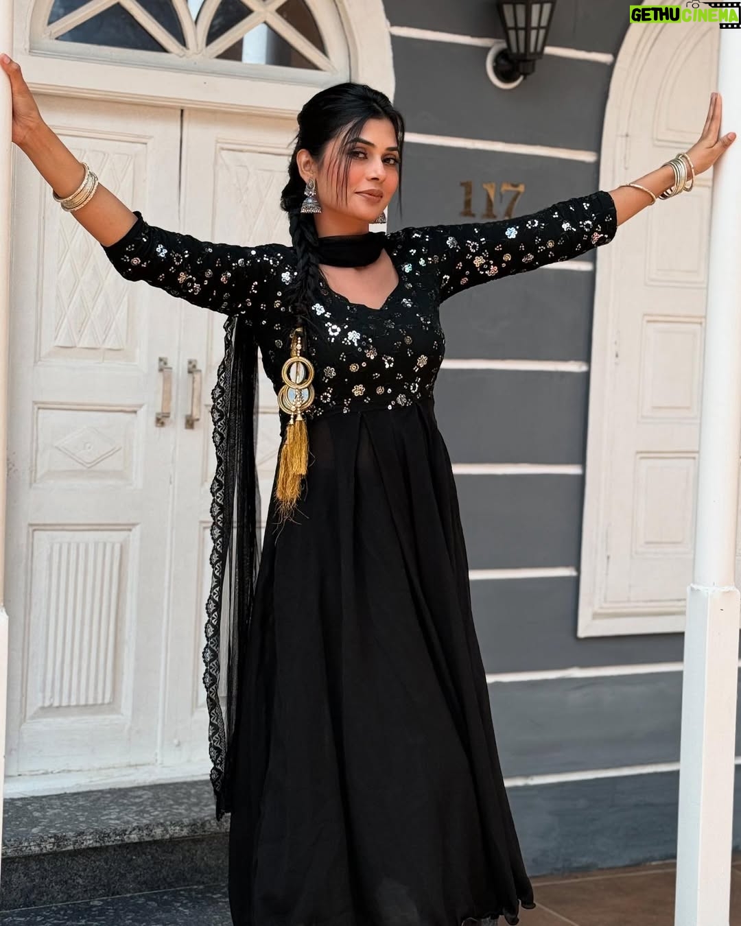 Ruba Khan - 8.5K Likes - 🖤
