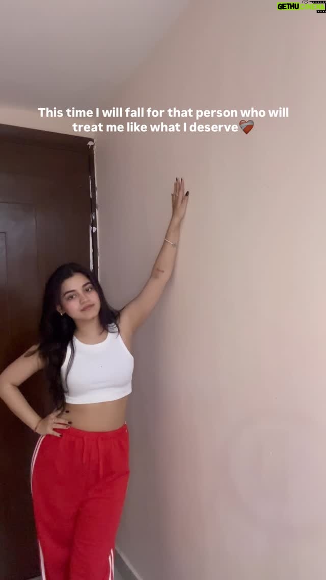 Ruchika Ray - 32.8K Likes - you glow different when you are in love ❤️💋