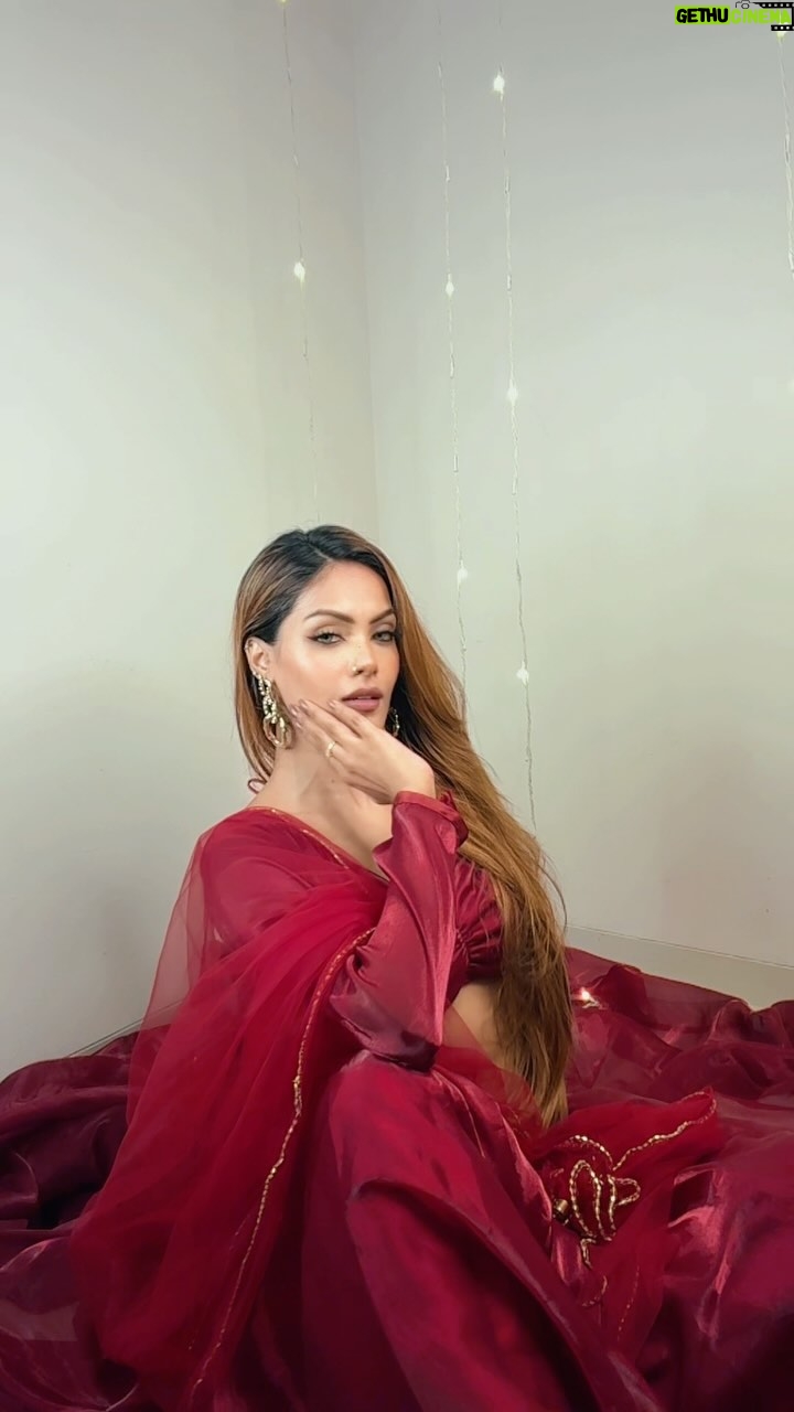 Rukaiya Firoz Khan - 8.8K Likes - Nazariya ki maari🪷

Lehenga- @rukaiyas_kouture