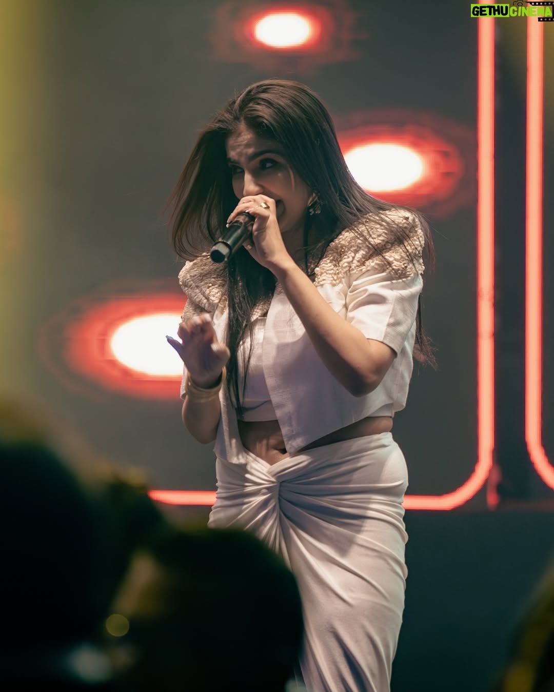 Rupali Jagga - 75.9K Likes - M U M B A I 🎙️ 🔥 
#RupaliJaggaLive
.
.
#rupalijagga #mumbai #stagephotography #liveportrait #performer #singer #bollywood #bollywoodsongs