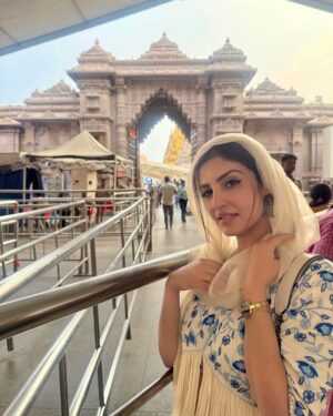 Rupali Jagga Instagram - Om Namah Shivay 🔱🙏🏼
.
.
Did Baba Kashi Vishwanath Darshan Yesterday🙏🏼 Now Ready To Take Over The Stage #Rupalijagga live
.
.
#rupalijagga #ganga #kashi #kashivishwanathtemple #banaras #varanasi #omnamahshivay