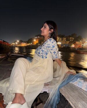Rupali Jagga Instagram - Om Namah Shivay 🔱🙏🏼
.
.
Did Baba Kashi Vishwanath Darshan Yesterday🙏🏼 Now Ready To Take Over The Stage #Rupalijagga live
.
.
#rupalijagga #ganga #kashi #kashivishwanathtemple #banaras #varanasi #omnamahshivay
