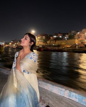 Rupali Jagga Instagram - Om Namah Shivay 🔱🙏🏼
.
.
Did Baba Kashi Vishwanath Darshan Yesterday🙏🏼 Now Ready To Take Over The Stage #Rupalijagga live
.
.
#rupalijagga #ganga #kashi #kashivishwanathtemple #banaras #varanasi #omnamahshivay
