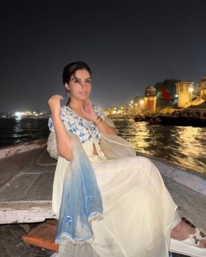 Rupali Jagga Instagram - Om Namah Shivay 🔱🙏🏼
.
.
Did Baba Kashi Vishwanath Darshan Yesterday🙏🏼 Now Ready To Take Over The Stage #Rupalijagga live
.
.
#rupalijagga #ganga #kashi #kashivishwanathtemple #banaras #varanasi #omnamahshivay