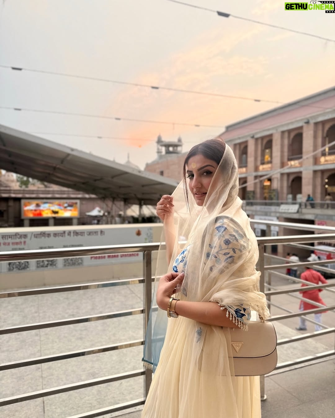 Rupali Jagga - 18.7K Likes - Om Namah Shivay 🔱🙏🏼
.
.
Did Baba Kashi Vishwanath Darshan Yesterday🙏🏼 Now Ready To Take Over The Stage #Rupalijagga live
.
.
#rupalijagga #ganga #kashi #kashivishwanathtemple #banaras #varanasi #omnamahshivay