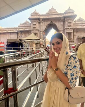 Rupali Jagga Instagram - Om Namah Shivay 🔱🙏🏼
.
.
Did Baba Kashi Vishwanath Darshan Yesterday🙏🏼 Now Ready To Take Over The Stage #Rupalijagga live
.
.
#rupalijagga #ganga #kashi #kashivishwanathtemple #banaras #varanasi #omnamahshivay