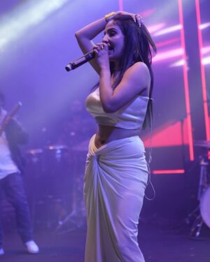 Rupali Jagga Instagram - M U M B A I 🎙️ 🔥
#RupaliJaggaLive
.
.
#rupalijagga #mumbai #stagephotography #liveportrait #performer #singer #bollywood #bollywoodsongs