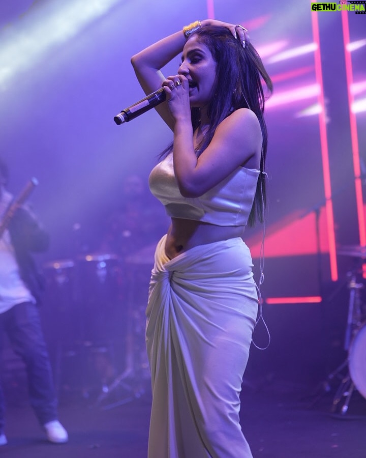 Rupali Jagga - 75.9K Likes - M U M B A I 🎙️ 🔥 
#RupaliJaggaLive
.
.
#rupalijagga #mumbai #stagephotography #liveportrait #performer #singer #bollywood #bollywoodsongs