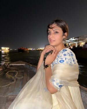 Rupali Jagga Instagram - Om Namah Shivay 🔱🙏🏼
.
.
Did Baba Kashi Vishwanath Darshan Yesterday🙏🏼 Now Ready To Take Over The Stage #Rupalijagga live
.
.
#rupalijagga #ganga #kashi #kashivishwanathtemple #banaras #varanasi #omnamahshivay