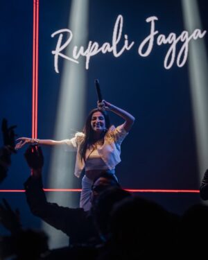 Rupali Jagga Instagram - M U M B A I 🎙️ 🔥
#RupaliJaggaLive
.
.
#rupalijagga #mumbai #stagephotography #liveportrait #performer #singer #bollywood #bollywoodsongs