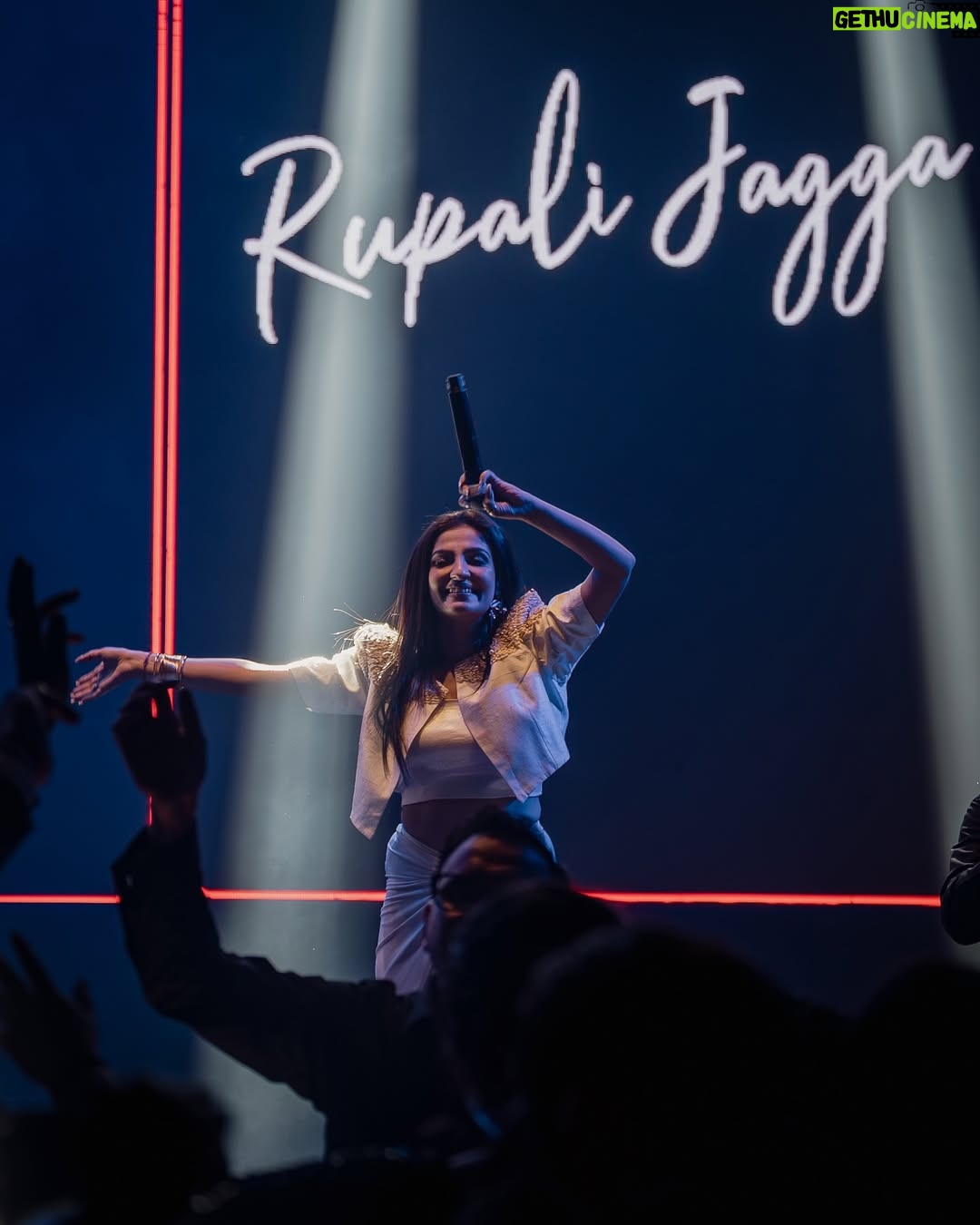 Rupali Jagga - 75.9K Likes - M U M B A I 🎙️ 🔥 
#RupaliJaggaLive
.
.
#rupalijagga #mumbai #stagephotography #liveportrait #performer #singer #bollywood #bollywoodsongs