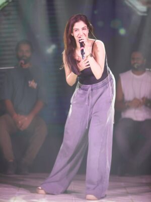 Rupali Jagga Instagram - Owning The Stage And Winning Hearts Since A Decade Now🦁🎤
.
.
#soundcheck #rupalijagga #musicians #singersofig #bollywoodsongs #artists #bollywoodmusic #hindisongs
