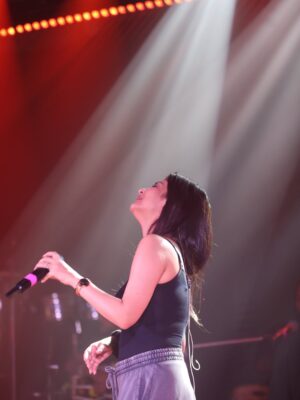 Rupali Jagga Instagram - Owning The Stage And Winning Hearts Since A Decade Now🦁🎤
.
.
#soundcheck #rupalijagga #musicians #singersofig #bollywoodsongs #artists #bollywoodmusic #hindisongs
