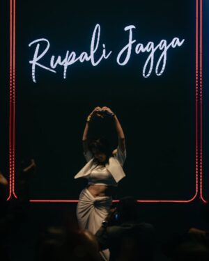 Rupali Jagga Instagram - M U M B A I 🎙️ 🔥
#RupaliJaggaLive
.
.
#rupalijagga #mumbai #stagephotography #liveportrait #performer #singer #bollywood #bollywoodsongs