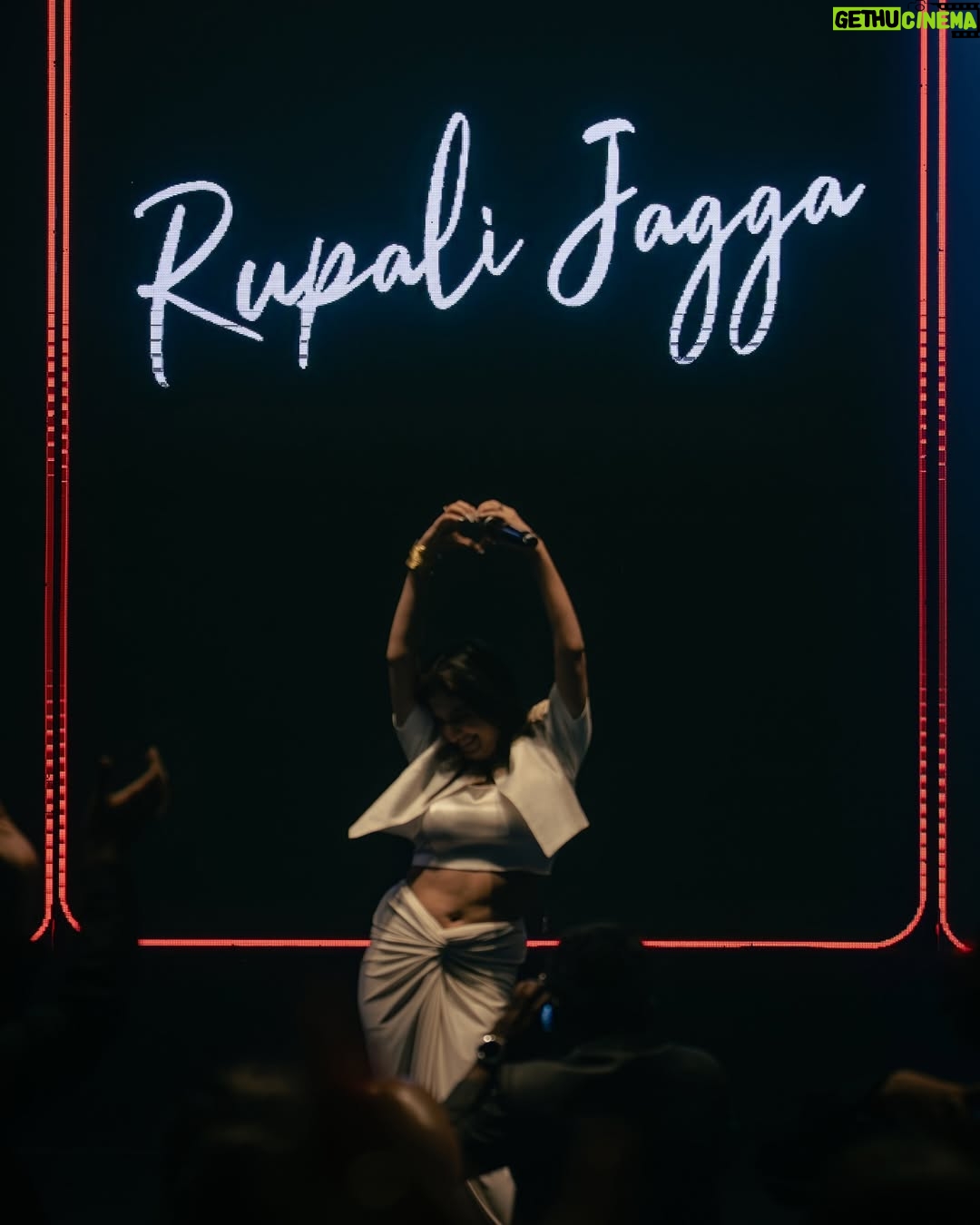 Rupali Jagga - 75.9K Likes - M U M B A I 🎙️ 🔥 
#RupaliJaggaLive
.
.
#rupalijagga #mumbai #stagephotography #liveportrait #performer #singer #bollywood #bollywoodsongs