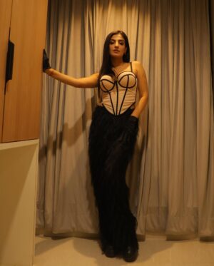 Rupali Jagga Instagram - Ishq 🖤❤️🔥
Performing In Rajkot Tonight 🎤 #rupalijaggalive
.
.
#ishqhai #rajkot #gujarat #just #musicians #bollywoodmusiclovers #bollywoodmusic #love #rj