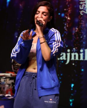 Rupali Jagga Instagram - In the spotlight, where I belong 💙
.
.
#soundcheck #rupalijagga #checktime #stage #musicians #mumbai