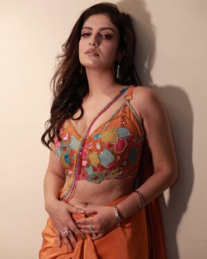 Rupali Jagga Instagram - Tere Naam Se Mar Jaun 🧡❤️🩹
.
Love All These Pictures... Slide and Go Through Them all 🥹
Outfit - @mergedesignofficial
Earrings & bracelets - @muchmore_art_jewellery
Rings- @muchmore_art_jewellery @dazzlebysonia
Stylist - @styledbysujata
Assistant - @vrudhirita333 @stylebysaylichavan
Intern - @priiiyaankkaa
#rupalijagga #indianattire❤️ #desigirl #saree #indianoutfit #desi #india #terideewani