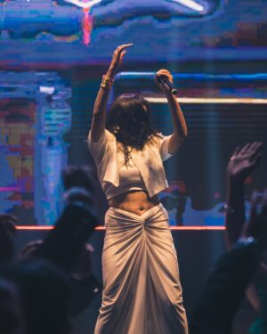 Rupali Jagga Instagram - M U M B A I 🎙️ 🔥
#RupaliJaggaLive
.
.
#rupalijagga #mumbai #stagephotography #liveportrait #performer #singer #bollywood #bollywoodsongs