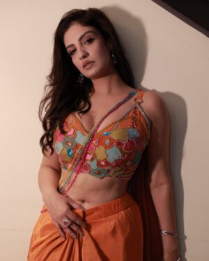 Rupali Jagga Instagram - Tere Naam Se Mar Jaun 🧡❤️🩹
.
Love All These Pictures... Slide and Go Through Them all 🥹
Outfit - @mergedesignofficial
Earrings & bracelets - @muchmore_art_jewellery
Rings- @muchmore_art_jewellery @dazzlebysonia
Stylist - @styledbysujata
Assistant - @vrudhirita333 @stylebysaylichavan
Intern - @priiiyaankkaa
#rupalijagga #indianattire❤️ #desigirl #saree #indianoutfit #desi #india #terideewani