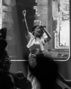 Rupali Jagga Instagram - M U M B A I 🎙️ 🔥
#RupaliJaggaLive
.
.
#rupalijagga #mumbai #stagephotography #liveportrait #performer #singer #bollywood #bollywoodsongs