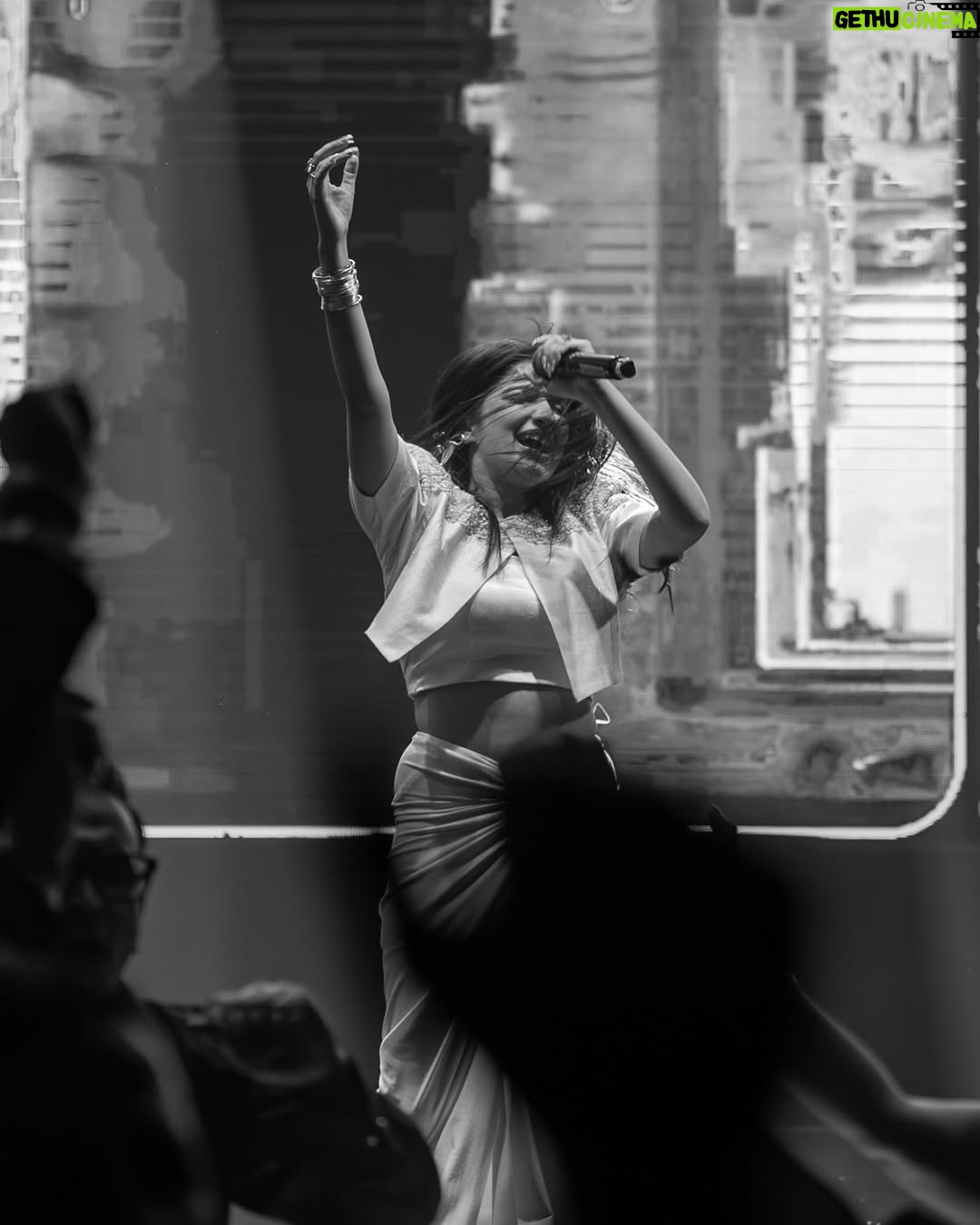 Rupali Jagga - 75.9K Likes - M U M B A I 🎙️ 🔥 
#RupaliJaggaLive
.
.
#rupalijagga #mumbai #stagephotography #liveportrait #performer #singer #bollywood #bollywoodsongs