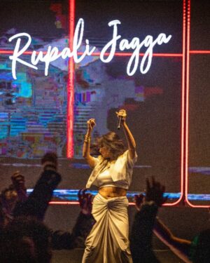 Rupali Jagga Instagram - M U M B A I 🎙️ 🔥
#RupaliJaggaLive
.
.
#rupalijagga #mumbai #stagephotography #liveportrait #performer #singer #bollywood #bollywoodsongs