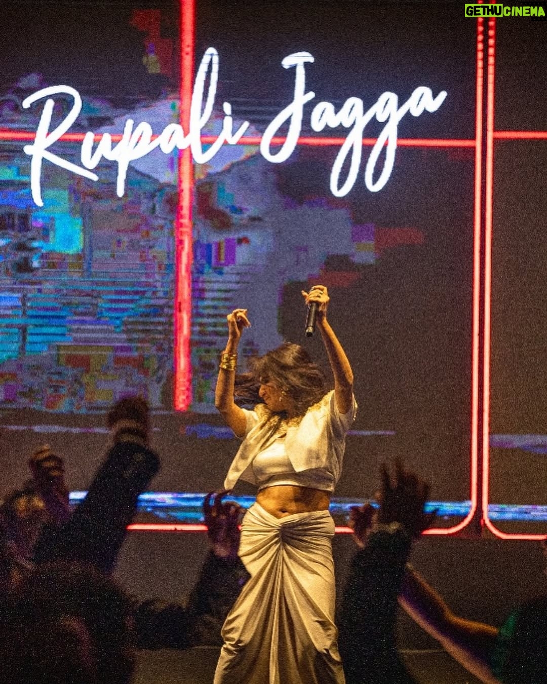 Rupali Jagga - 75.9K Likes - M U M B A I 🎙️ 🔥 
#RupaliJaggaLive
.
.
#rupalijagga #mumbai #stagephotography #liveportrait #performer #singer #bollywood #bollywoodsongs