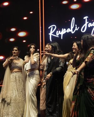 Rupali Jagga Instagram - M U M B A I 🎙️ 🔥
#RupaliJaggaLive
.
.
#rupalijagga #mumbai #stagephotography #liveportrait #performer #singer #bollywood #bollywoodsongs
