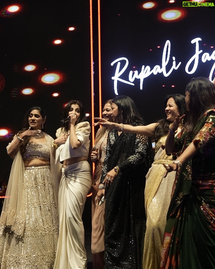 Rupali Jagga - 75.9K Likes - M U M B A I 🎙️ 🔥 
#RupaliJaggaLive
.
.
#rupalijagga #mumbai #stagephotography #liveportrait #performer #singer #bollywood #bollywoodsongs