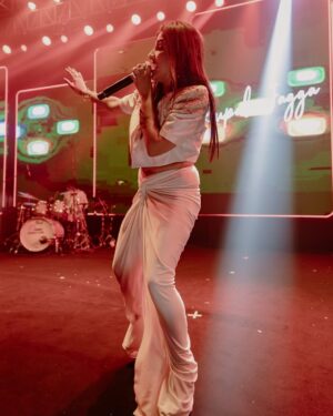Rupali Jagga Instagram - M U M B A I 🎙️ 🔥
#RupaliJaggaLive
.
.
#rupalijagga #mumbai #stagephotography #liveportrait #performer #singer #bollywood #bollywoodsongs