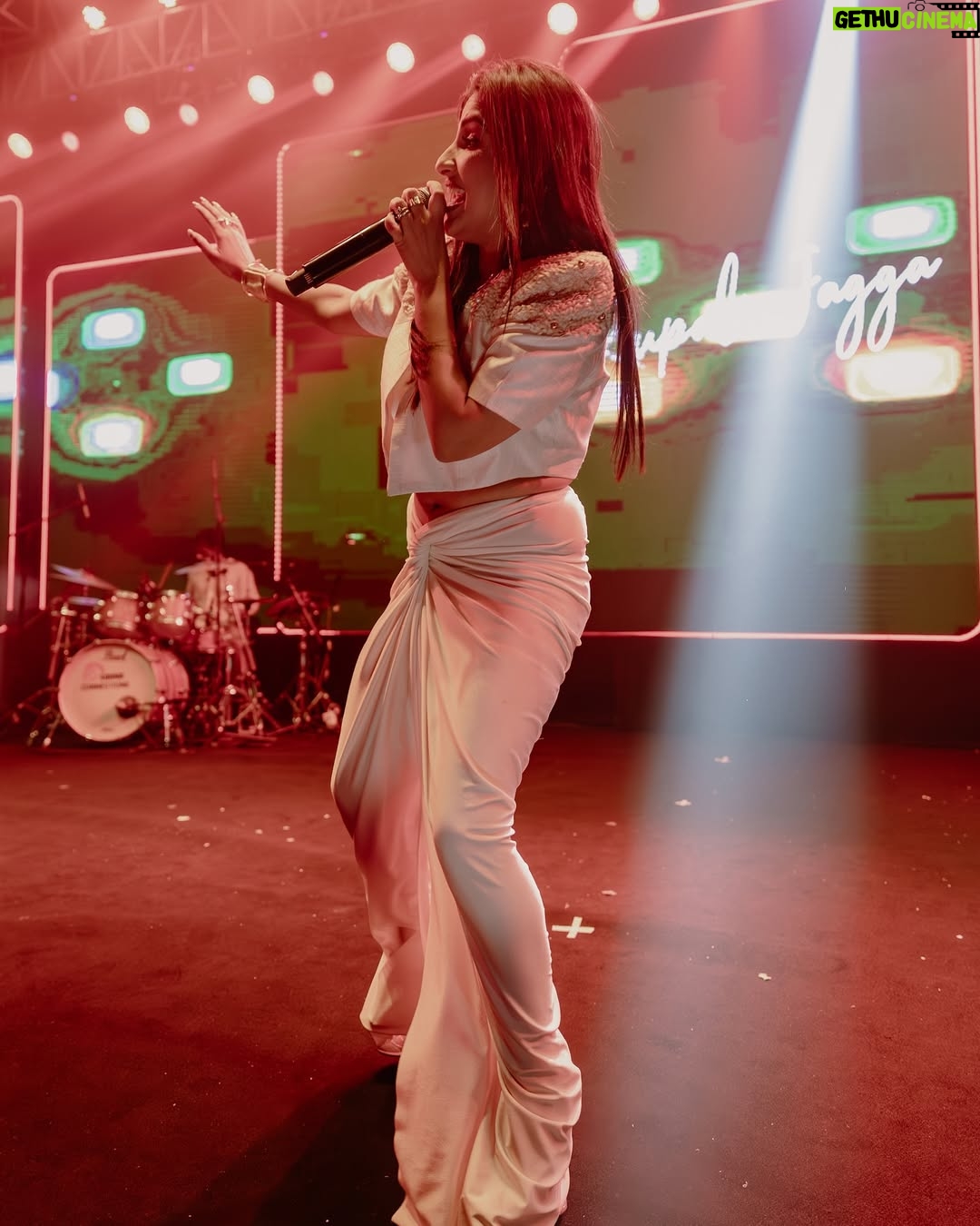 Rupali Jagga - 75.9K Likes - M U M B A I 🎙️ 🔥 
#RupaliJaggaLive
.
.
#rupalijagga #mumbai #stagephotography #liveportrait #performer #singer #bollywood #bollywoodsongs