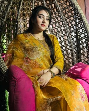 Rushna Noor Instagram - Har successfull admi ke piche ek oraat ka hath hota ha but mere piche Shail ka 🤚🏻 hath hai 😅 or ap logo ka pyar or support hai love u my insta family 🌺
Alhamdullilah 😍🌺
#verified #on #instagram #happy #feelings #love #support #husband