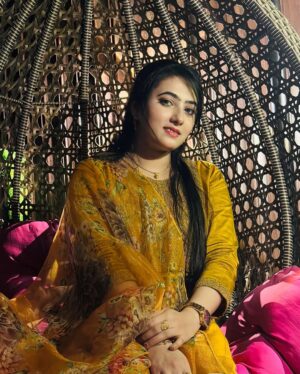 Rushna Noor Instagram - Har successfull admi ke piche ek oraat ka hath hota ha but mere piche Shail ka 🤚🏻 hath hai 😅 or ap logo ka pyar or support hai love u my insta family 🌺
Alhamdullilah 😍🌺
#verified #on #instagram #happy #feelings #love #support #husband