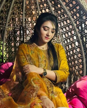 Rushna Noor Instagram - Har successfull admi ke piche ek oraat ka hath hota ha but mere piche Shail ka 🤚🏻 hath hai 😅 or ap logo ka pyar or support hai love u my insta family 🌺
Alhamdullilah 😍🌺
#verified #on #instagram #happy #feelings #love #support #husband