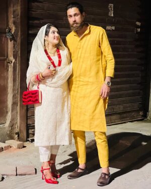 Rushna Noor Instagram - They asked him, “How’s your life?” He smiled and answered, “She is fine 🥰🤩🥳
✰
✰
✰
✰
✰
✰
#rushail #instagram #couplegoals #couple #couples #husbandandwife #cute